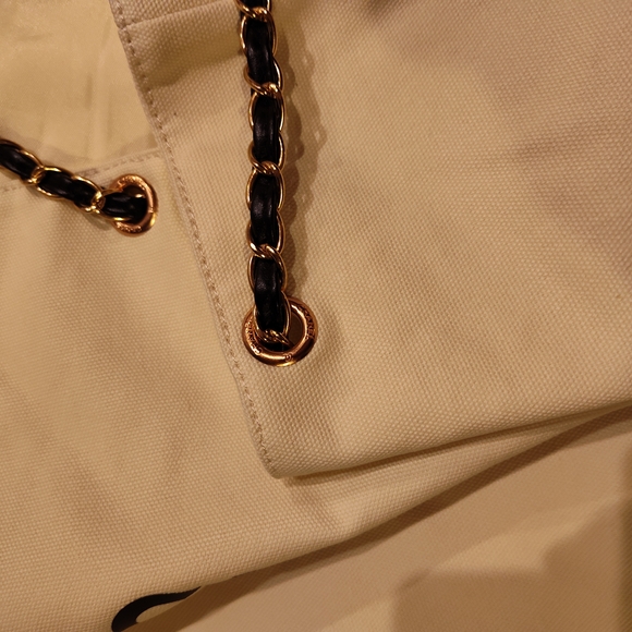 CHANEL 2019 Butter Yellow VIP Tote • Limited-Run Counter Exclusive Bag - Picture 4 of 11